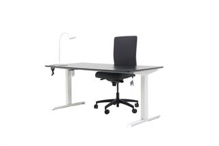 Kontorsæt med bordplade i sort, stelfarve i hvid, hvid bordlampe og grå kontorstol